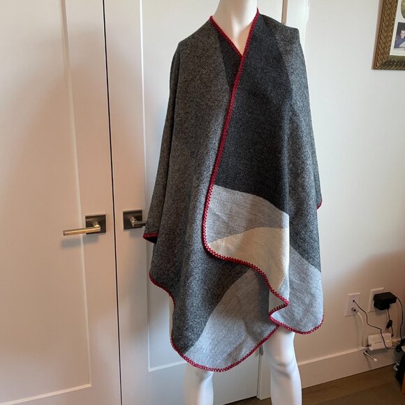 Roots Cozy 100% Acrylic Oversize Poncho/Cape Black Grey Cream Red Trim OS NWOT - Picture 13 of 13